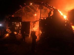 В Верхнем Бестяхе при пожаре в гараже управления ФСИН сгорели 14 автомобилей