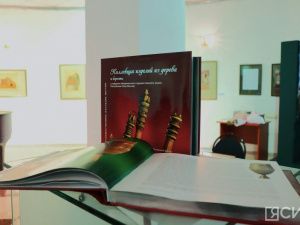 В Якутске презентовали альбом-каталог об изделиях из дерева и бересты