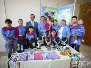 О новых и расширенных мерах поддержки семей Якутии рассказали в региональном Минтруде