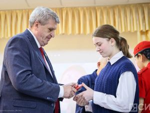 Школьникам Якутска вручили паспорта в День космонавтики