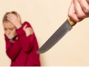 Семь ударов ножом в шею: Житель Якутии пытался убить свою сожительницу