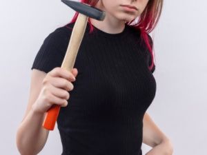 Жительница Якутии жестоко избила мужчину молотком за отказ занести дрова для топки печи: Потерпевший получил перелом ребра и пневмоторакс