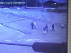 Видеофакт: В Якутске компания молодых людей напала на прохожего