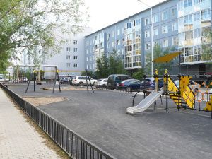 Евгений Григорьев проверил ход работ по благоустройству дворовых территорий в Якутске