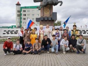 В Москве в парке Победы на Поклонной горе волонтеры развернут российский флаг