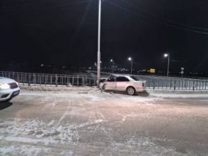 Автоледи врезалась в фонарный столб