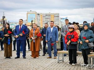 В Якутске возложили цветы к монументу «Воинам-победителям» в честь 80-летия победы в Курской битве