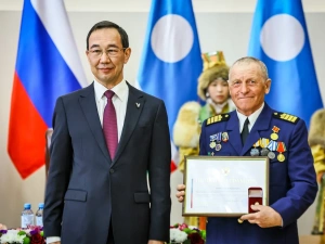 Айсен Николаев вручил якутянам государственные награды России и республики