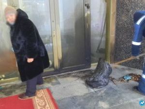 В Якутске неизвестный мужчина поджег ковры у Домов правительства