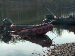 Рыбаки-нарушители проткнули ножом лодку госинспекторов