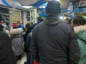 Фотофакт: в Якутске большие очереди за погонами