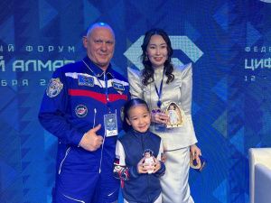 На форуме «Цифровой алмаз» Герой России Олег Артемьев передал куколку Кындыкан, побывавшую на МКС