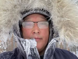 В разгар якутских морозов руководитель подкармливает птиц и белок