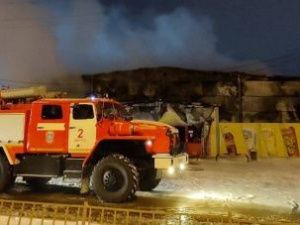 В Якутске на улице Чернышевского сгорел магазин «Больше-меньше»