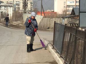 Жители Якутска вышли на традиционный общегородской субботник