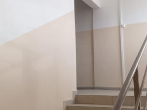 Ну и ну: Доставщик воды нагадил в подъезде?