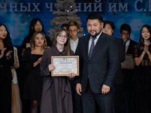 На Елке главы Якутска наградили лучших школьников