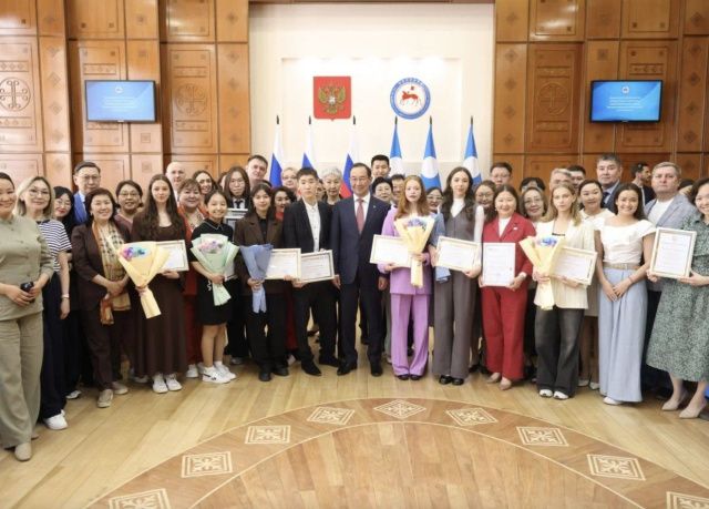 Айсен Николаев наградил победителей и призеров Всероссийской олимпиады школьников