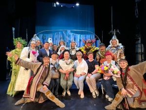 ТЮЗ Якутии к закрытию сезона представил спектакль-олонхо «Богатырь Мэндэ»