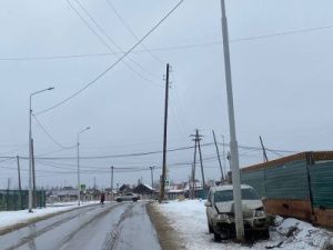 В Намском улусе водитель врезался в столб