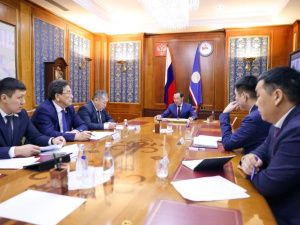 Айсен Николаев рассмотрел проблемы объектов жилищного строительства для переселенцев из аварийного жилья