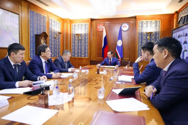 Айсен Николаев рассмотрел проблемы объектов жилищного строительства для переселенцев из аварийного жилья