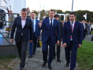 ВЭФ-2023: Министр РФ по развитию Дальнего Востока Алексей Чекунков высоко оценил павильон Якутии на форуме