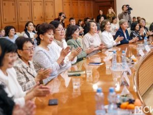 Глава Якутии вручил лучшим педагогам-наставникам премии в 100 тысяч рублей