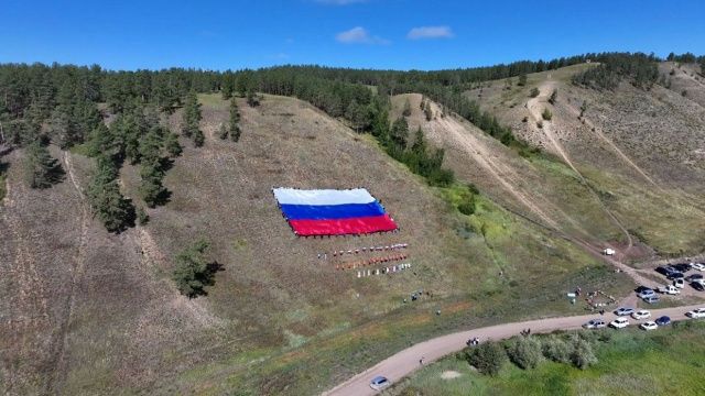 На сопке Чочур Муран в Якутске развернули большой триколор