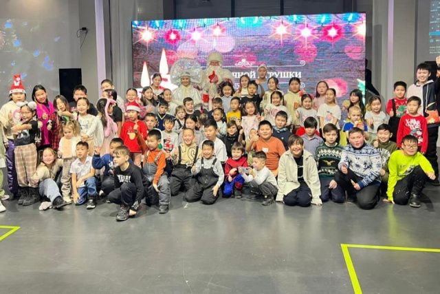 Для детей участников СВО в Якутске организовали новогодний утренник