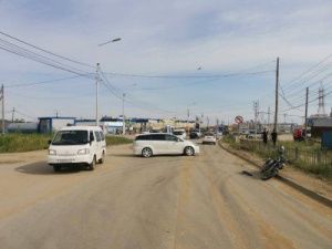 Столкновение авто с мотоциклом в Якутске — пострадавший в больнице