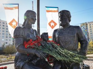 В честь Дня города Якутска к памятнику Семену Дежневу и Абакаяде возложили цветы