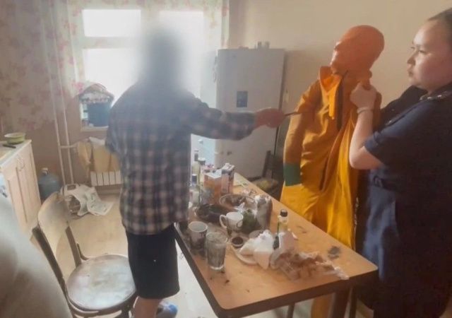 В Якутске мужчина ударил гостя ножом в плечо: тот скончался в подъезде от потери крови