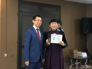 Выдающимся ювелирам и художникам вручили нагрудные знаки «Бриллиант Якутии»