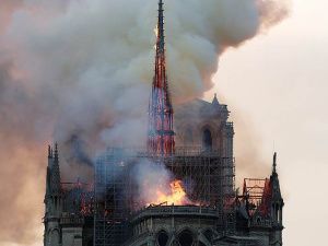 Сгорел собор Парижской Богоматери