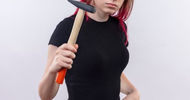 Жительница Якутии жестоко избила мужчину молотком за отказ занести дрова для топки печи: Потерпевший получил перелом ребра и пневмоторакс