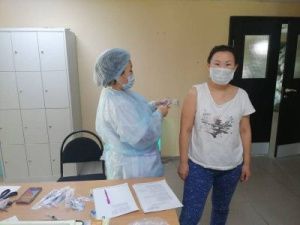 «Пока побочных эффектов нет». Якутский врач — о своем самочувствии после вакцинации от COVID-19