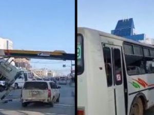 В Якутске упал автокран и под его стрелой чуть не застрял автобус