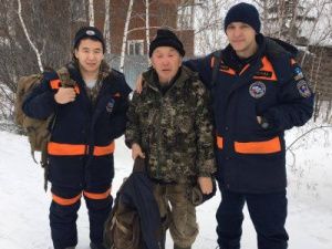 Дедушка, спасенный в лесу, и его семья благодарят спасателей