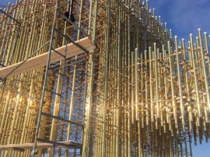 Фотофакт: в районе аэропорта завершают возведение башни из латунных труб