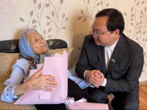 Георгий Степанов поздравил долгожительницу из Якутска