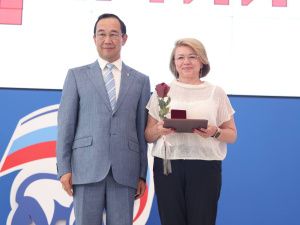 Айсен Николаев наградил волонтёров специальной военной операции