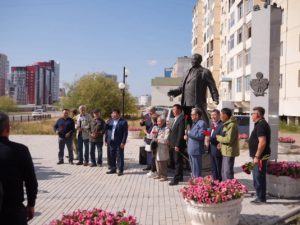 В Якутске возложили цветы к памятнику выдающегося руководителя Семена Борисова