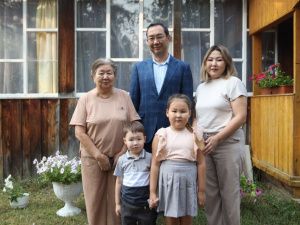 С семьей участника СВО встретился Айсен Николаев в Сунтарском районе