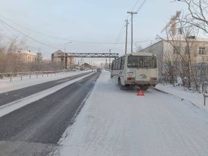 Водитель автобуса зажал дверьми пенсионерку в Якутске. Она получила перелом лодыжки