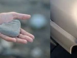 В Якутске пьяная женщина закидала чужую машину камнями