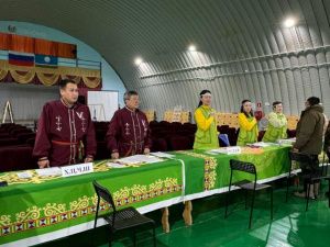 В Хангаласском районе члены избирательных комиссий нарядились в национальные костюмы