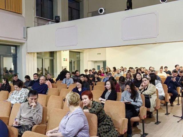 Мэр Якутска не побоялся прийти на разгоряченное собрание родителей