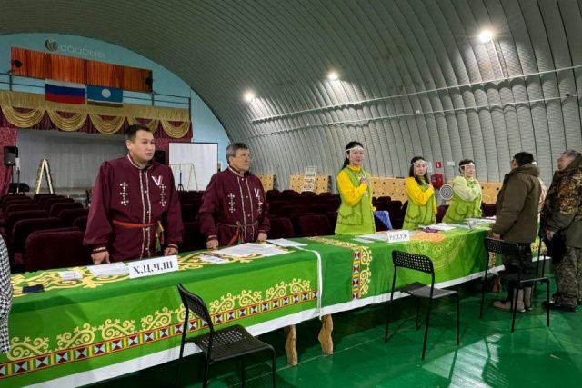 В Хангаласском районе члены избирательных комиссий нарядились в национальные костюмы