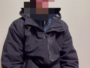 Конфликт на дороге: 40-летний якутянин разбил битой боковые окна и зеркало автомобиля